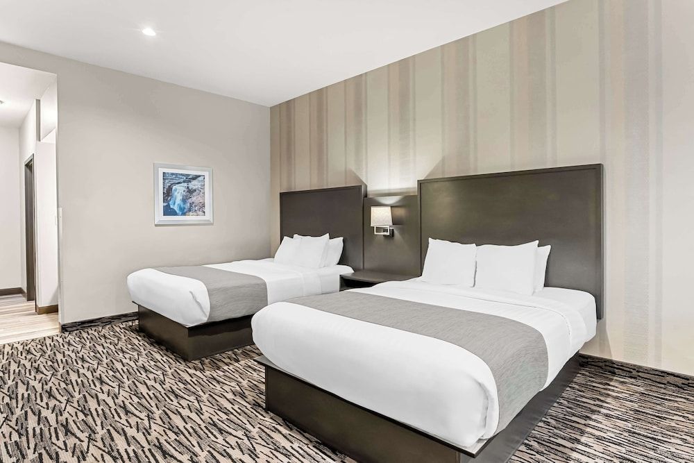 Best Western Sawtooth Inn & Suites Standard Room, 2 Queen Beds, Non Smoking, Refrigerator & Microwave (Walk-in Shower) 2