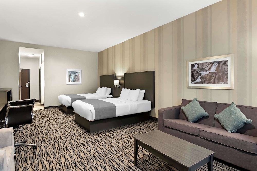 Best Western Sawtooth Inn & Suites Standard Room, 2 Queen Beds, Non Smoking, Refrigerator & Microwave (Walk-in Shower) 3