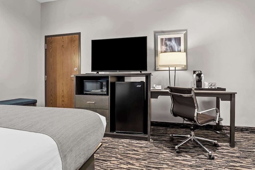 Best Western Sawtooth Inn & Suites Standard Room, 1 Queen Bed, Non Smoking, Patio 5