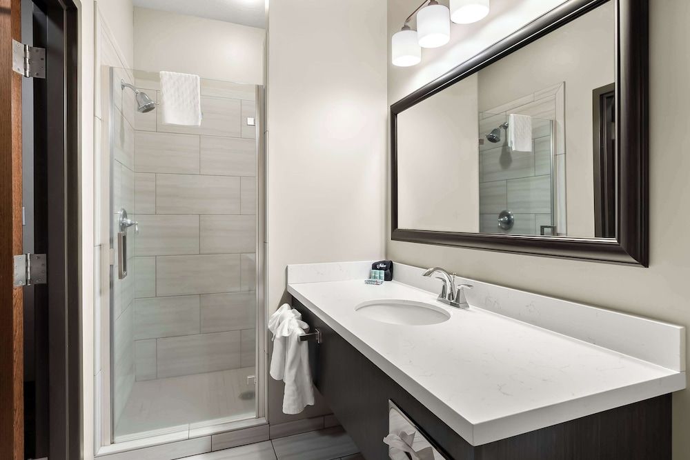 Best Western Sawtooth Inn & Suites Standard Room, 1 Queen Bed, Non Smoking, Patio 4