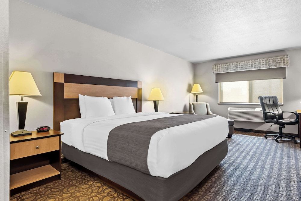 Best Western Sawtooth Inn & Suites Standard Room, 1 King Bed, Non Smoking, Refrigerator 4