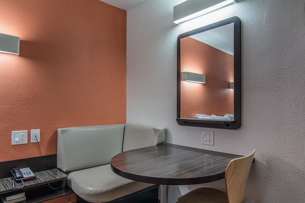 Motel 6 Texarkana, AR Standard Room, 1 King Bed, Non Smoking 5