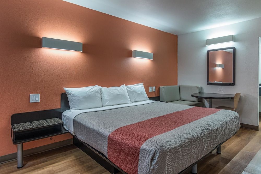 Motel 6 Texarkana, AR Standard Room, 1 King Bed, Non Smoking 4