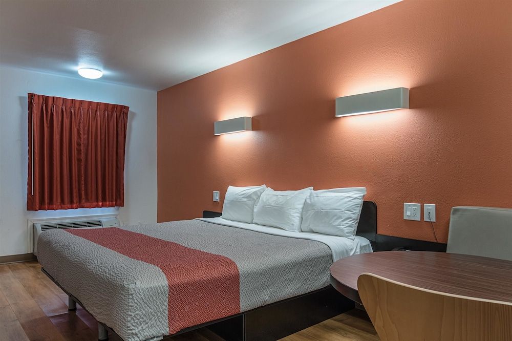 Motel 6 Texarkana, AR Standard Room, 1 King Bed, Non Smoking 2