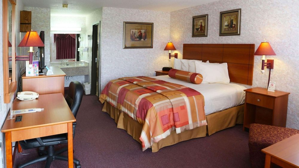 Magnuson Hotel Howell Deluxe Room, 1 King Bed, Non Smoking, Refrigerator & Microwave