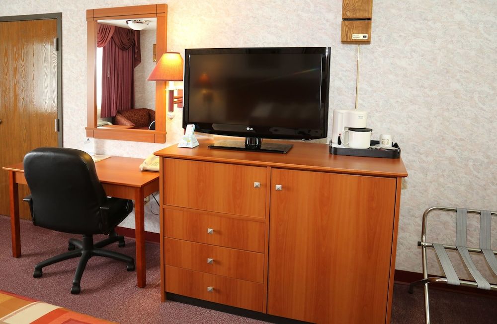 Magnuson Hotel Howell Room, 2 Queen Beds, Non Smoking, Allergy Friendly 6