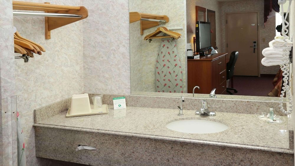 Magnuson Hotel Howell Deluxe Room, 1 King Bed, Non Smoking, Refrigerator & Microwave 3