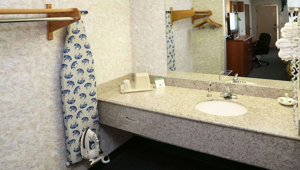 Magnuson Hotel Howell Room, 2 Queen Beds, Non Smoking, Allergy Friendly 3