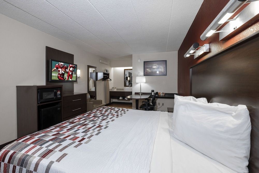 Red Roof Inn Washington DC - Lanham Superior Room, 1 King Bed (Smoke Free) 2