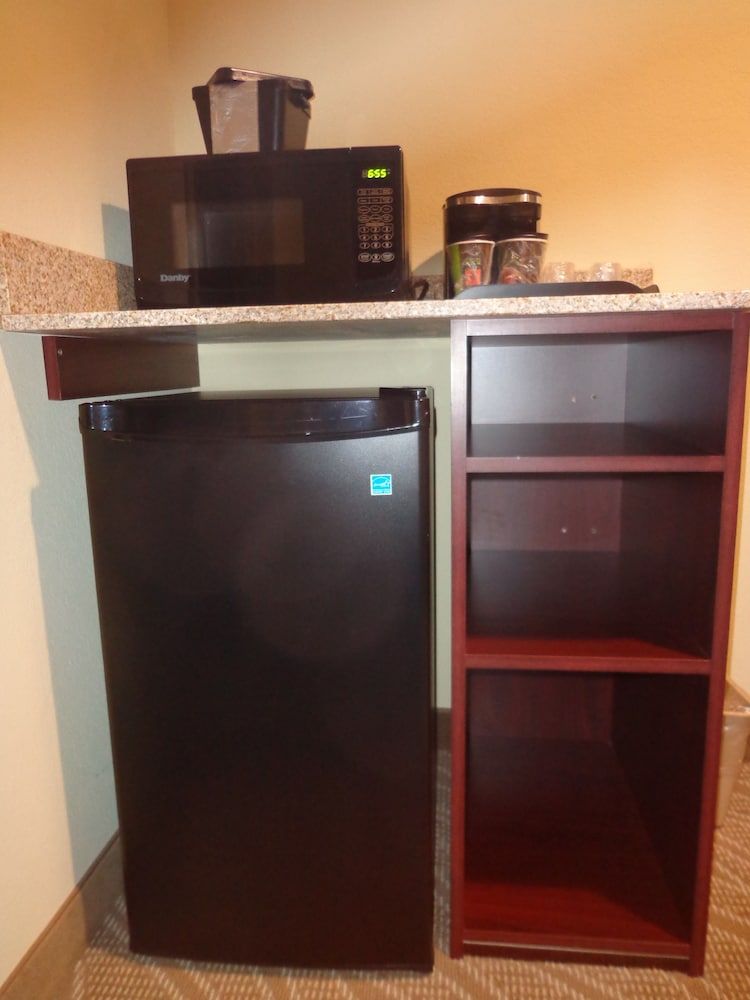 Cobblestone Inn & Suites - Marquette/Prairie du Chien Room, 1 King Bed, Non Smoking 5