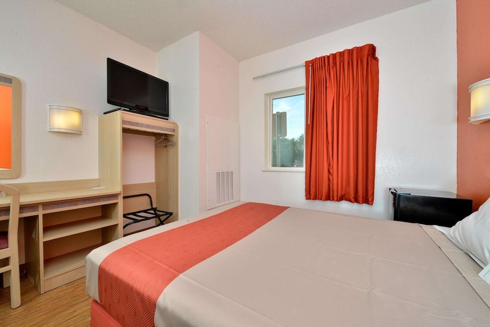 Motel 6 McKinney, TX - North Standard Room, 1 Queen Bed, Non Smoking 4