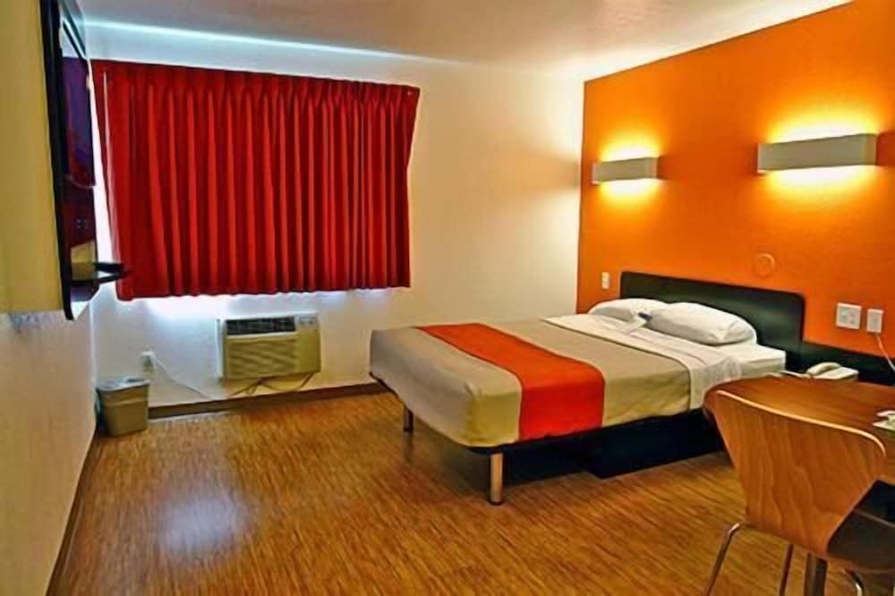 Motel 6 McKinney, TX - North Standard Room, 1 Queen Bed, Non Smoking 3