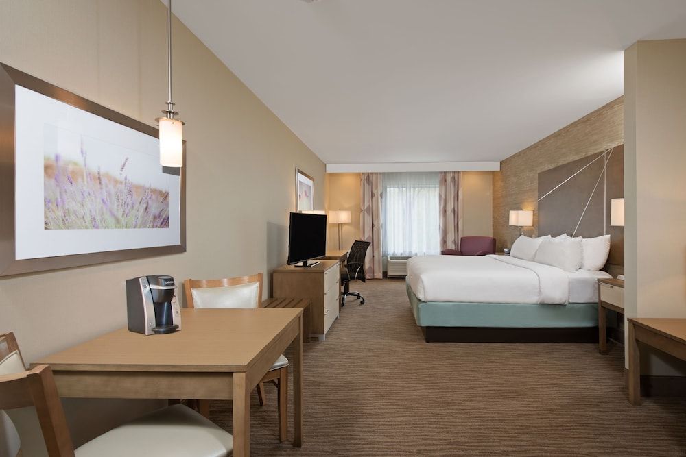 Suite, 1 King Bed, Accessible Bathtub (Communications)