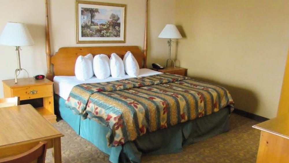 Magnuson Grand Pioneer Inn and Suites Suite, 1 King Bed, Hot Tub 3