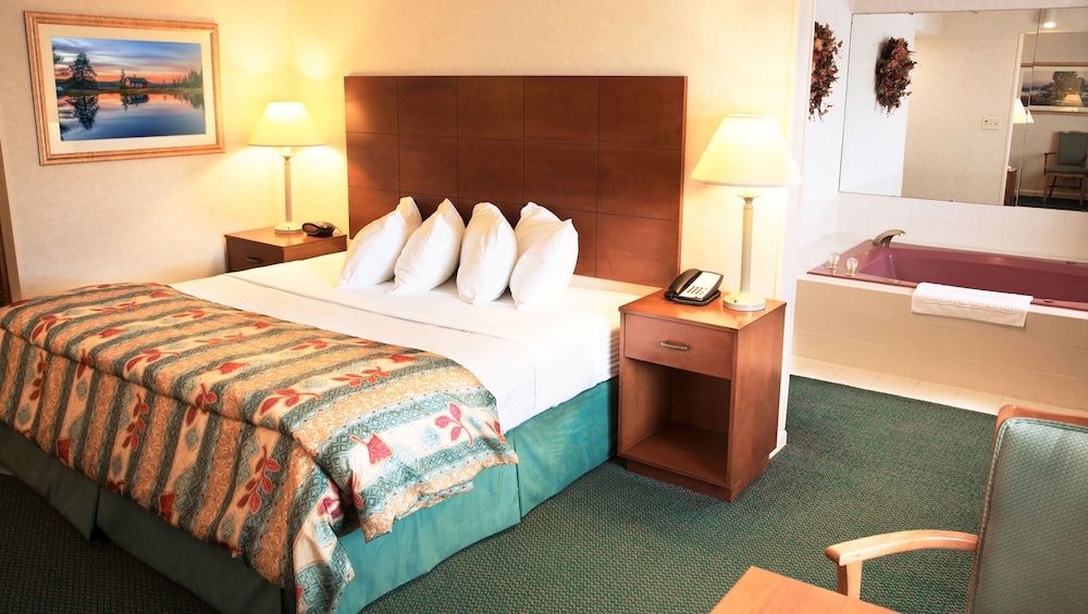 Magnuson Grand Pioneer Inn and Suites Suite, 1 King Bed, Hot Tub 2