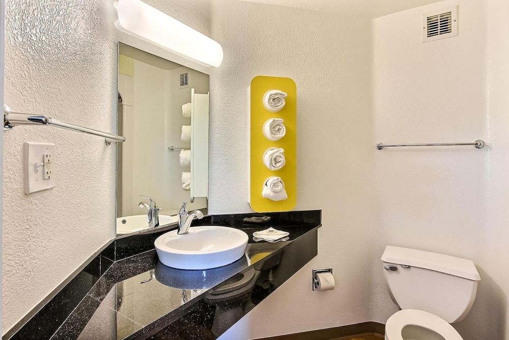 Motel 6 Gilroy, CA Deluxe Room, 1 Queen Bed, Accessible, Non Smoking 5