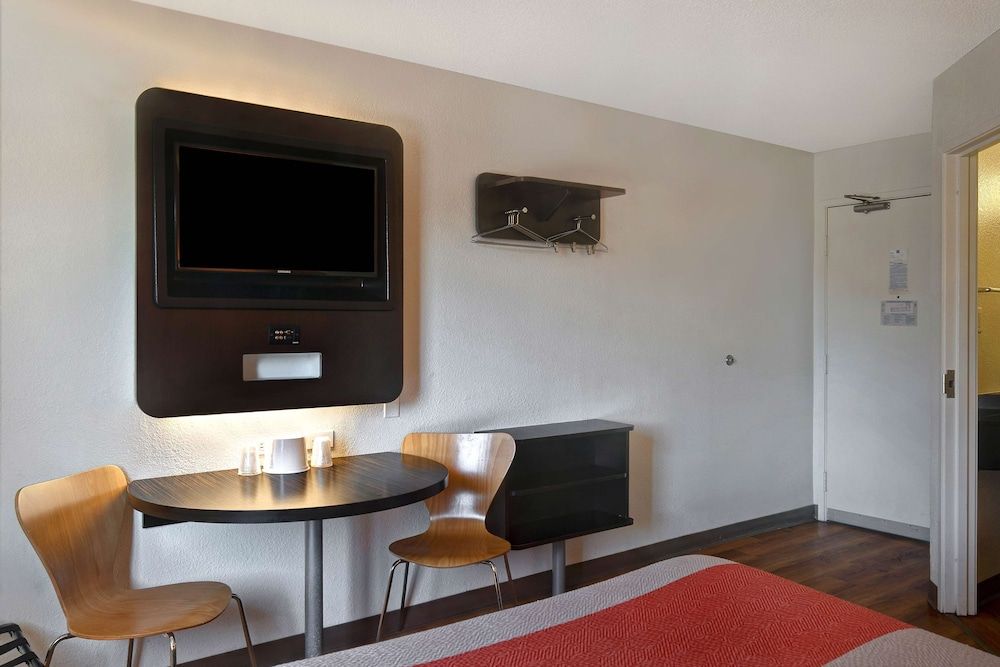 Motel 6 Gilroy, CA Deluxe Room, 1 Queen Bed, Accessible, Non Smoking 7