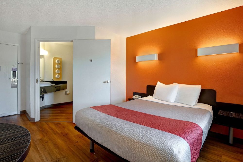 Motel 6 Gilroy, CA Standard Room, 1 Queen Bed, Accessible, Non Smoking 7