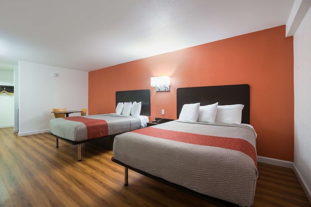 Motel 6 Suwanee, GA - Gwinnett Center Standard Room, 2 Queen Beds, Non Smoking 5