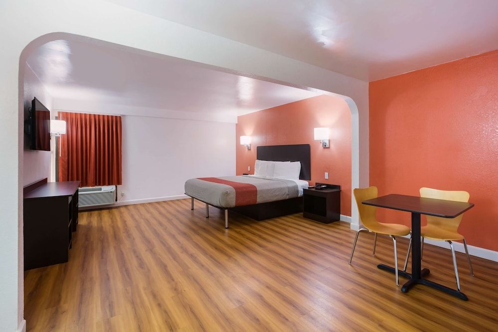 Motel 6 Suwanee, GA - Gwinnett Center Standard Room, 2 Queen Beds, Smoking 3