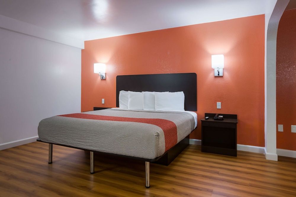 Motel 6 Suwanee, GA - Gwinnett Center Standard Room, 2 Queen Beds, Smoking 5