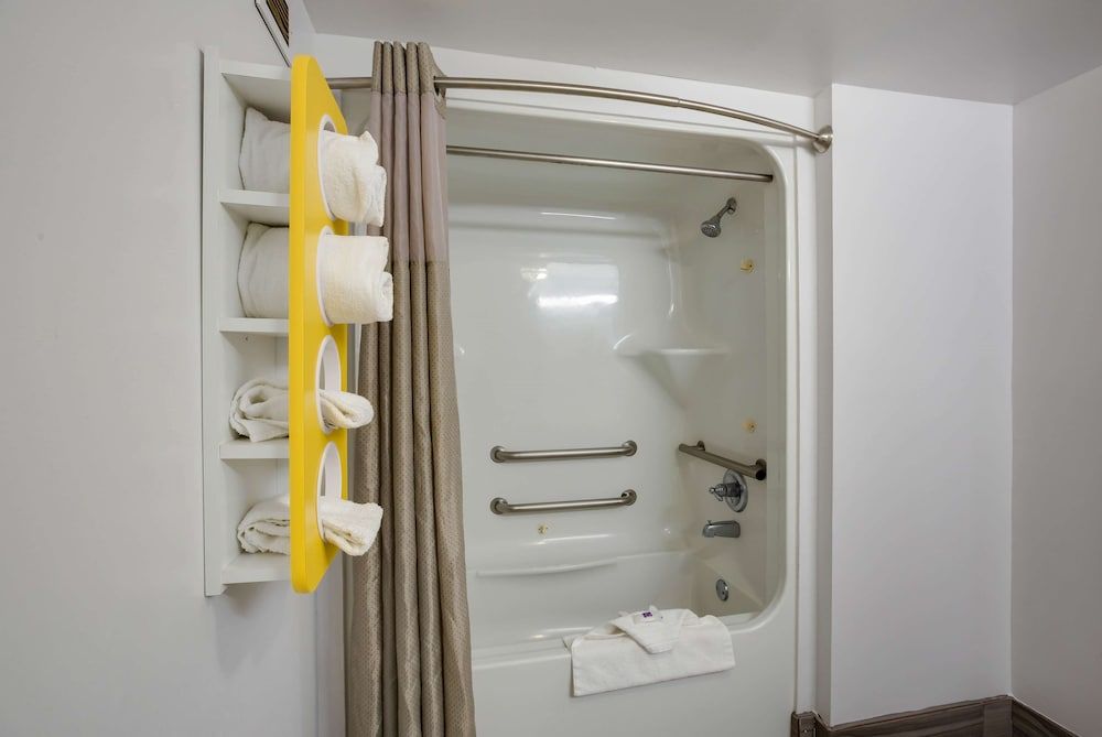 Motel 6 Suwanee, GA - Gwinnett Center Standard Room, 1 King Bed, Accessible, Non Smoking 9