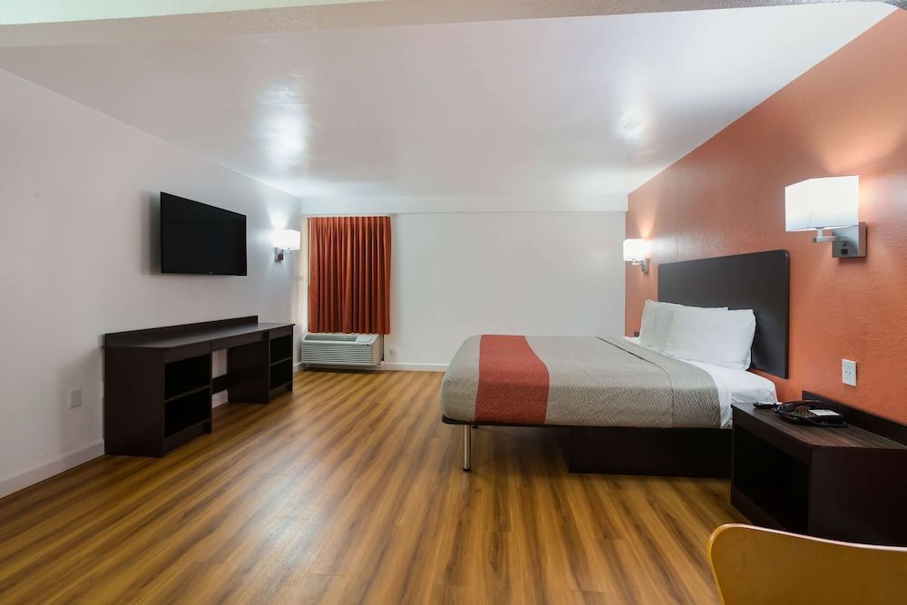 Motel 6 Suwanee, GA - Gwinnett Center Standard Room, 2 Queen Beds, Smoking 4