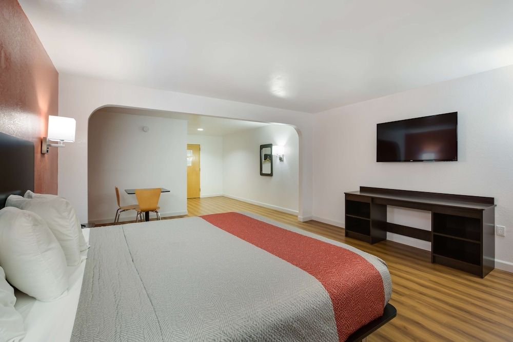 Motel 6 Suwanee, GA - Gwinnett Center Standard Room, 1 King Bed, Accessible, Non Smoking 7