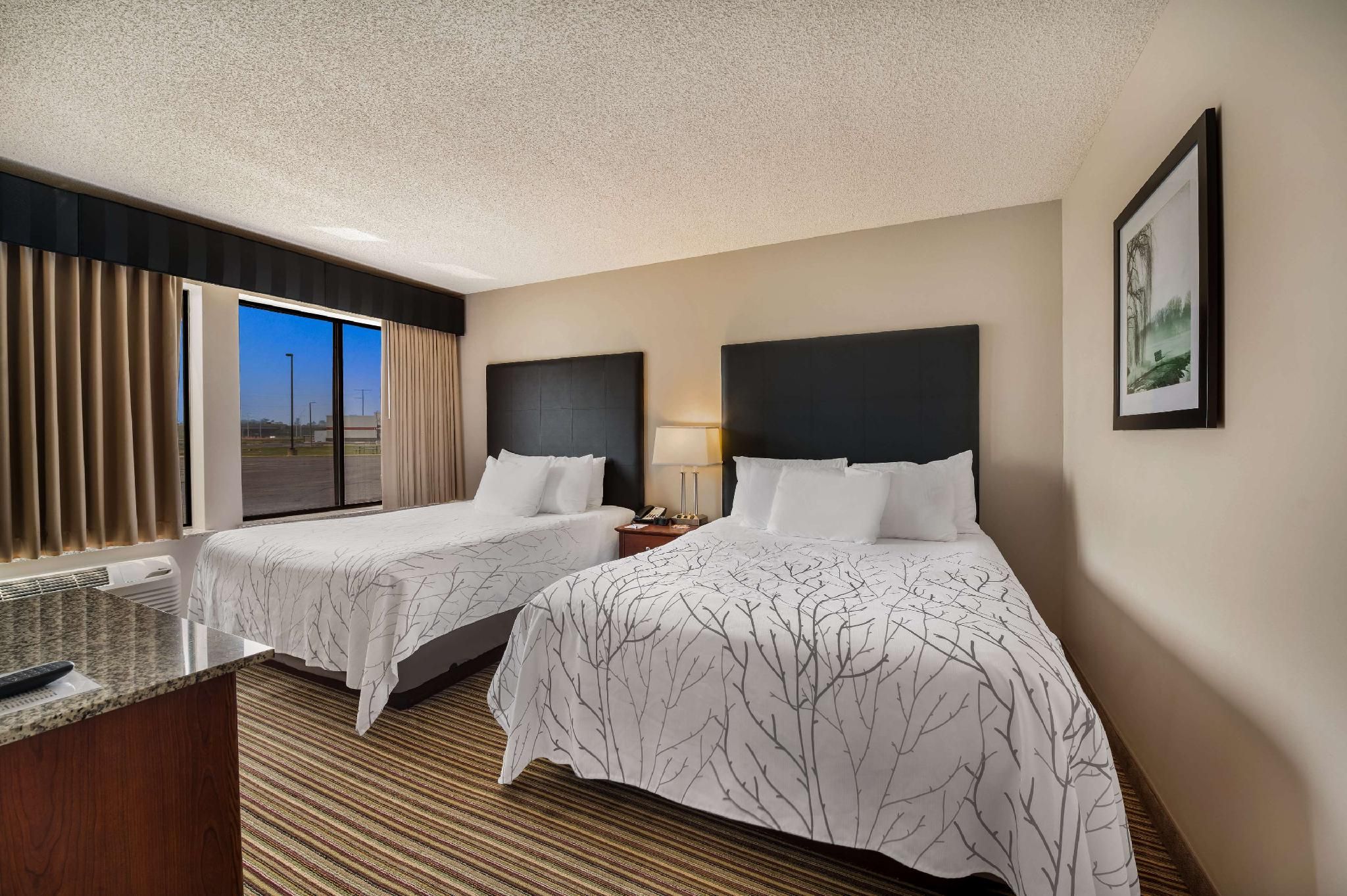 Best Western Park Oasis Inn Suite - 2 Queen Beds, Nonsmoking, Sofabed, Sitting Area 2