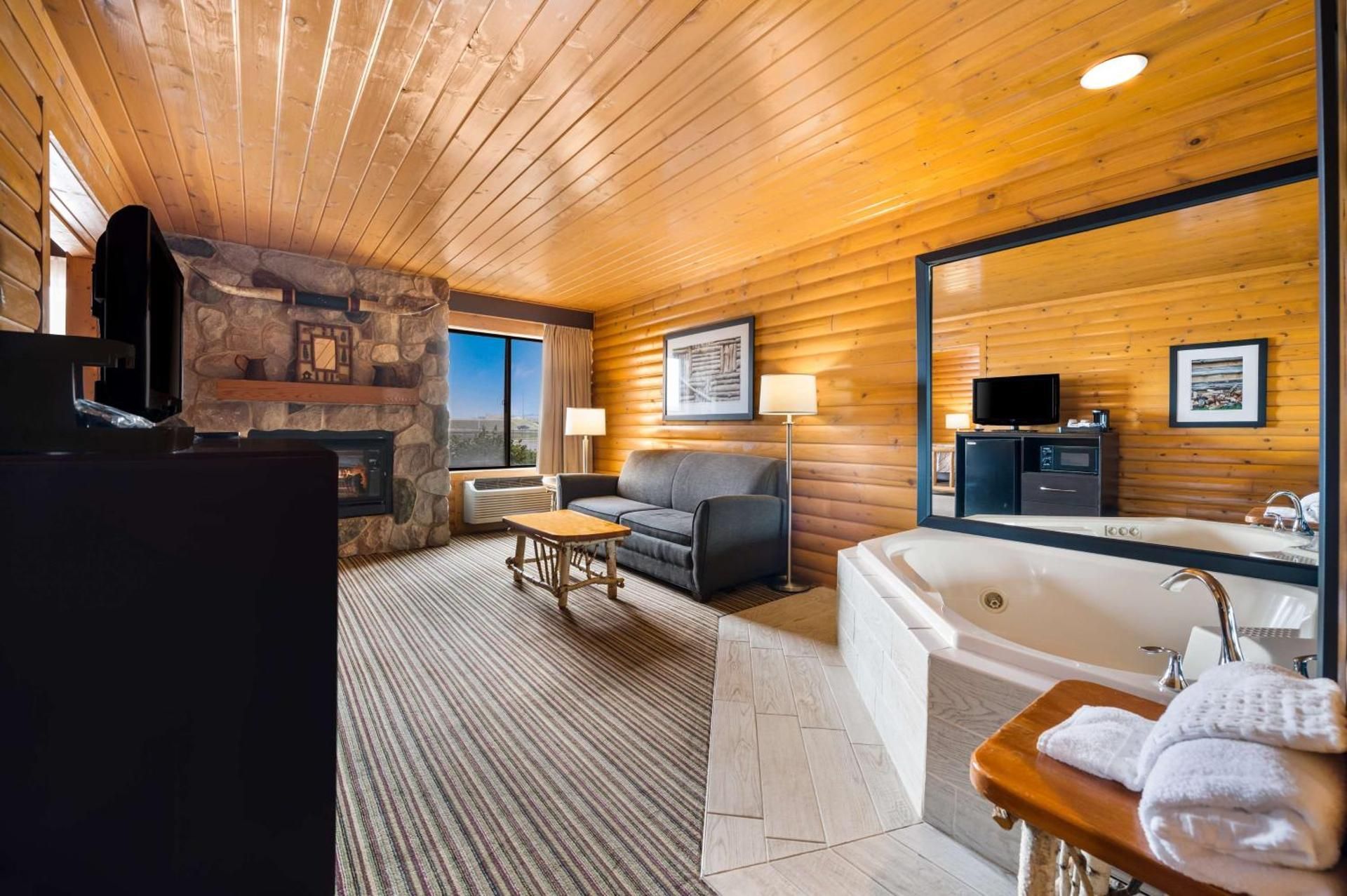 Queen Room with Sofa Bed, Spa Bath and Fireplace - Theme Room/Non-Smoking