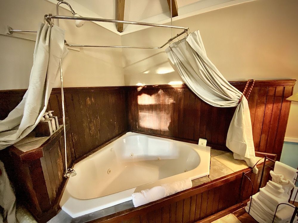 Coppersmith Inn B&B Honeymoon Suite, Jetted Tub (The Carriage House) 6