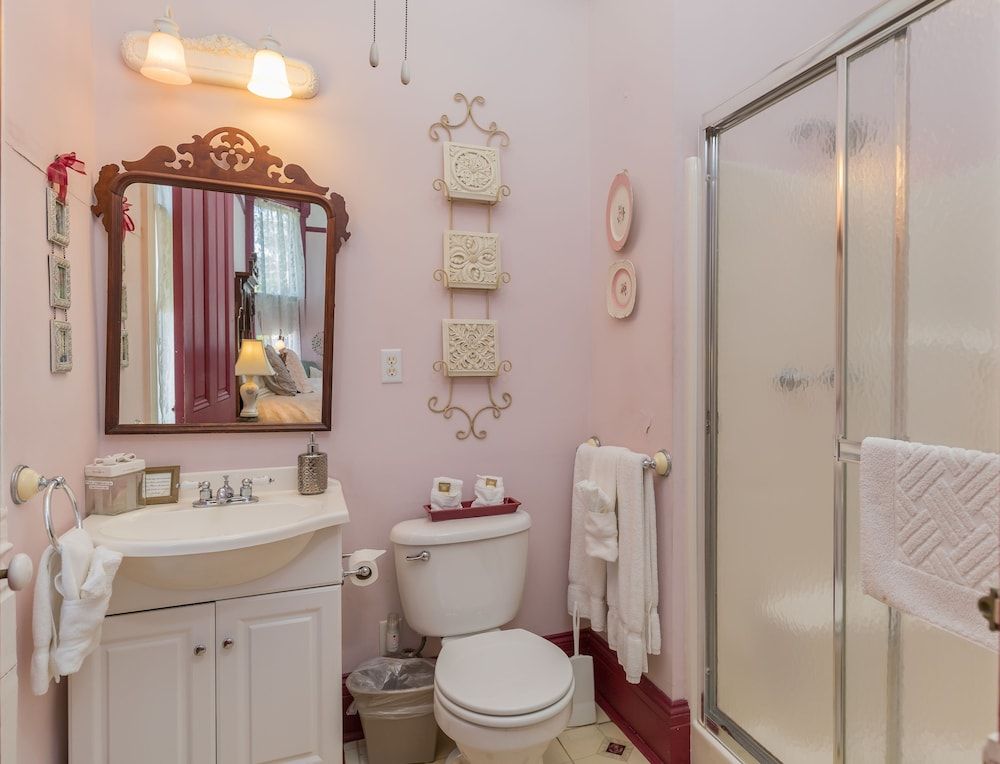 Coppersmith Inn B&B Signature Room, Private Bathroom (Heather's Rose) 5