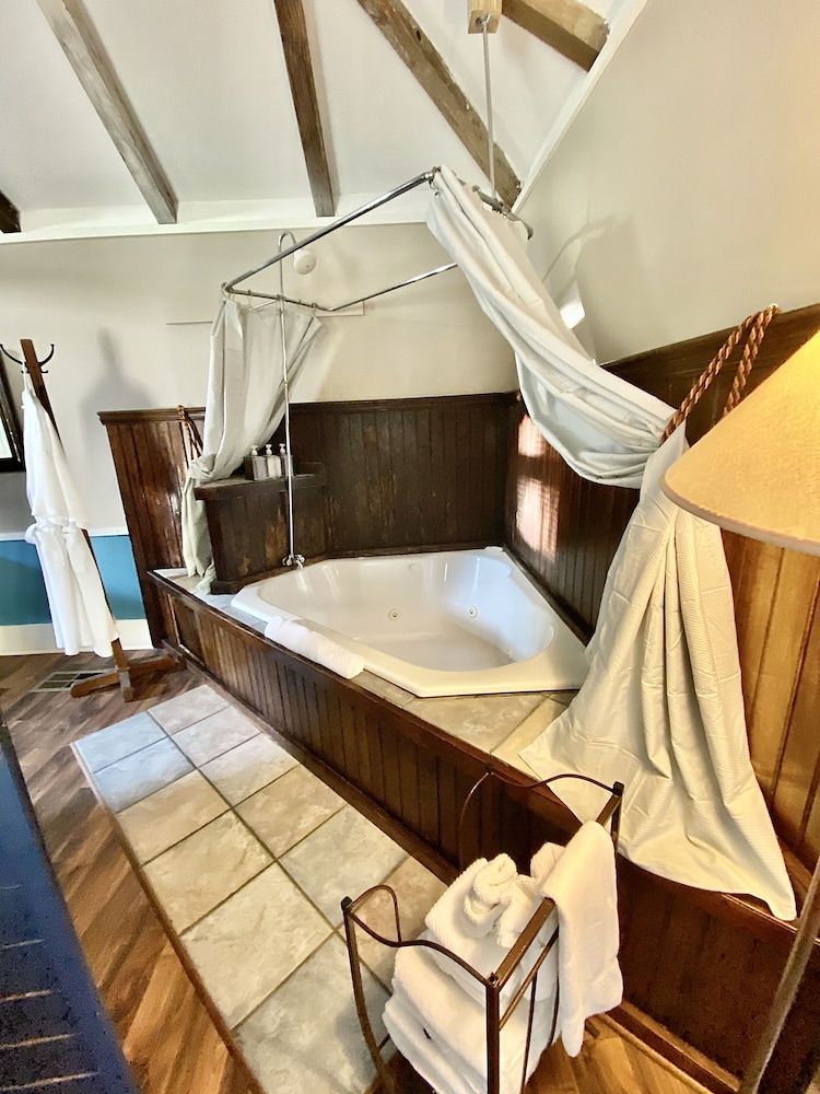 Coppersmith Inn B&B Honeymoon Suite, Jetted Tub (The Carriage House) 4