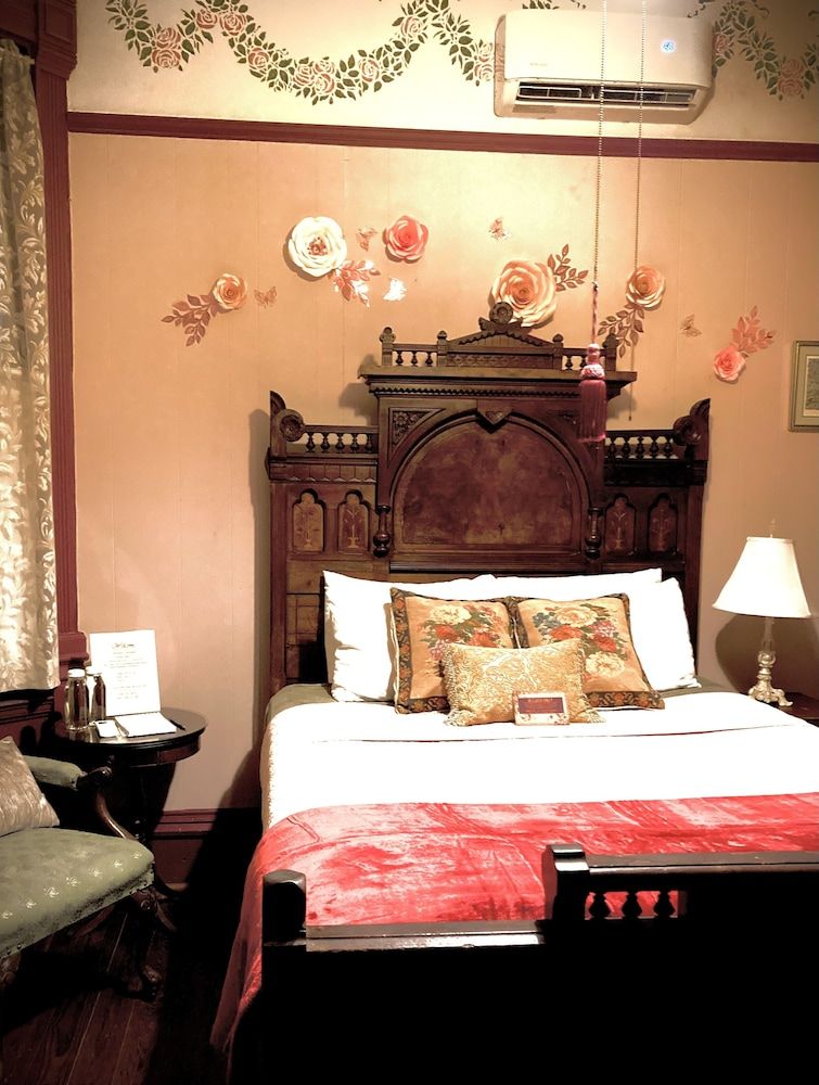 Coppersmith Inn B&B Signature Room, Private Bathroom (Heather's Rose) 2