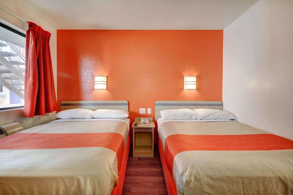 Motel 6 Southington, CT - Hartford Standard Room, 2 Double Beds, Accessible, Non Smoking 4