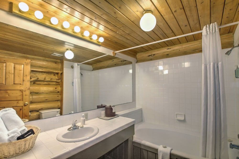 The Hibernation Station Superior Cabin, Ensuite (Beaver Creek Series) 5