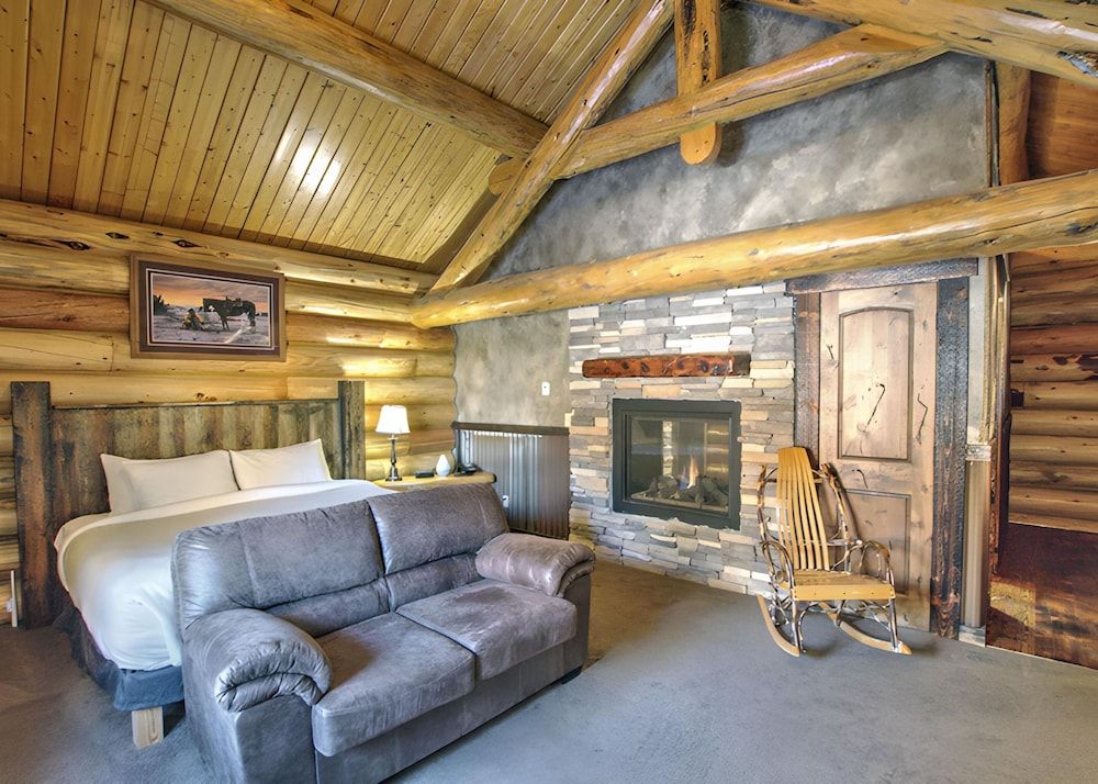 The Hibernation Station Exclusive Cabin, Accessible, Ensuite (Madison Series- 1) 9