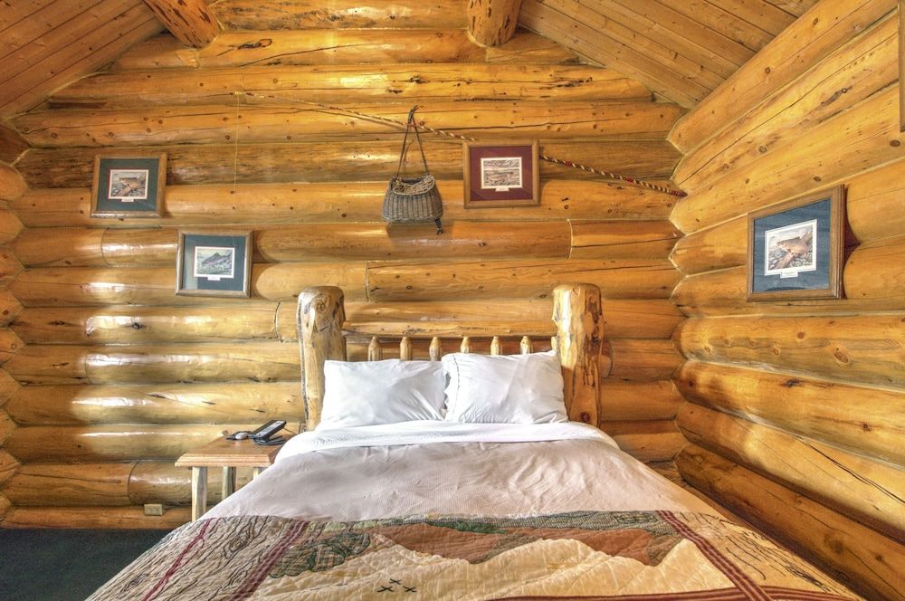 The Hibernation Station Superior Cabin, Ensuite (Beaver Creek Series) 2