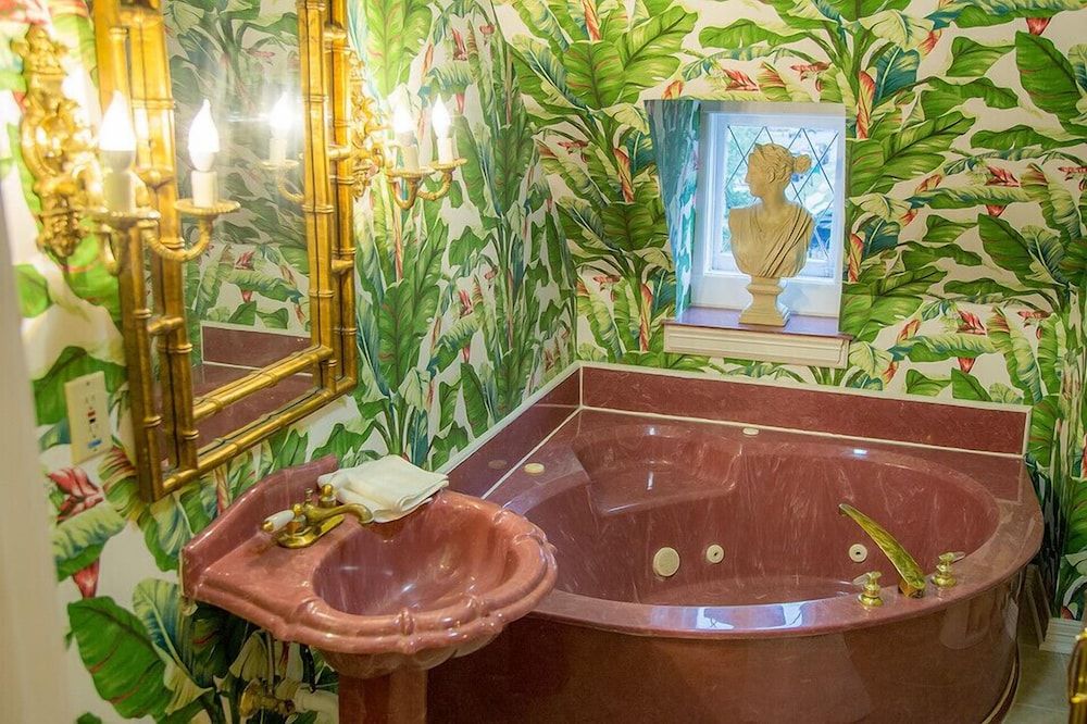 Stay Fairfield - Fairfield Place and Fairfield Manor Bed & Breakfast Premium Suite, 1 King Bed 3