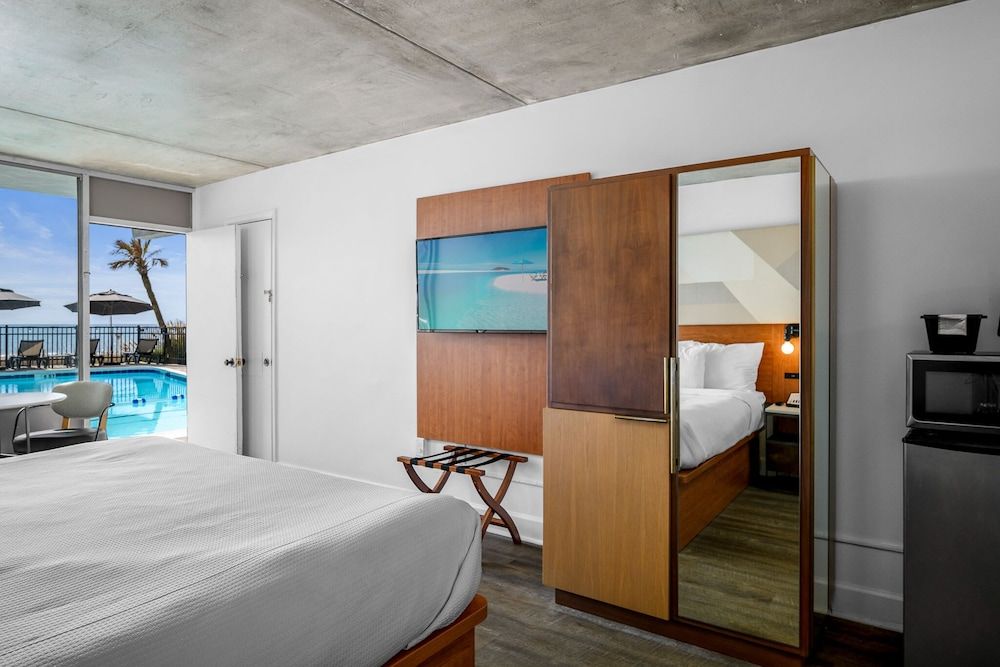 Standard Room, 1 King Bed, Pool Access, Pool View