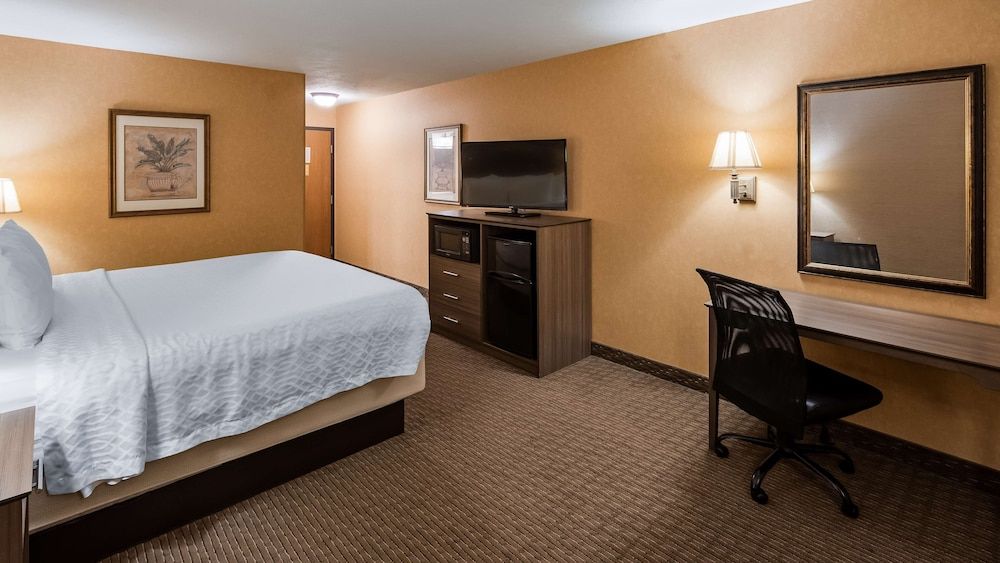 Best Western Plus North Canton Inn & Suites Standard Room, 1 King Bed, Non Smoking, Refrigerator & Microwave 4