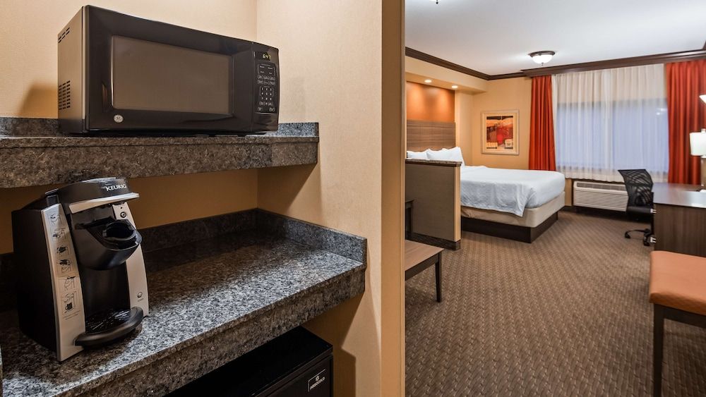 Best Western Plus North Canton Inn & Suites Standard Room, 1 King Bed, Non Smoking, Refrigerator & Microwave 9