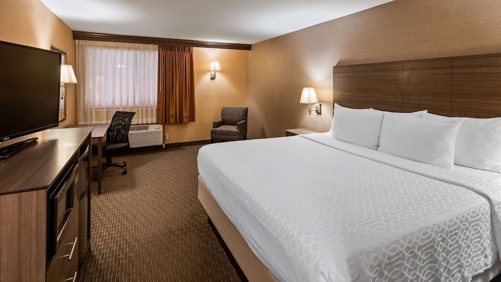 Best Western Plus North Canton Inn & Suites Standard Room, 1 King Bed, Non Smoking, Refrigerator & Microwave