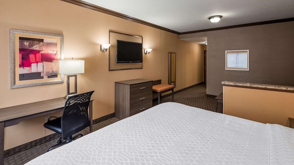 Best Western Plus North Canton Inn & Suites Suite, 1 King Bed, Non Smoking, Refrigerator & Microwave (Living Room;Pet Friendly;with Sofabed) 2