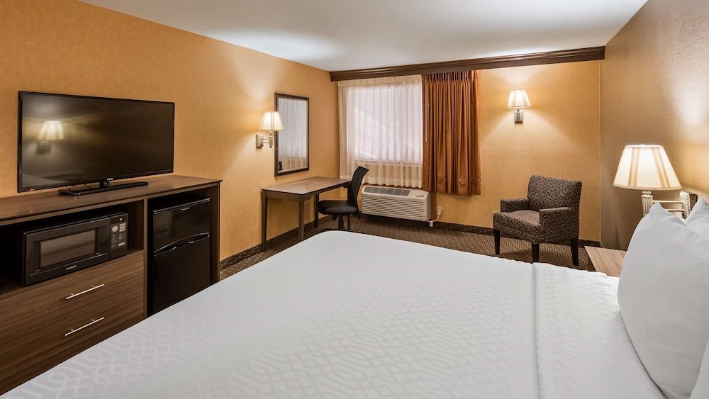 Best Western Plus North Canton Inn & Suites Standard Room, 1 King Bed, Non Smoking, Refrigerator & Microwave 2