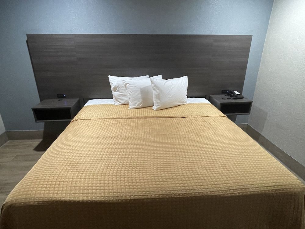 Southmore Boulevard Motel Standard Room, 1 King Bed 3