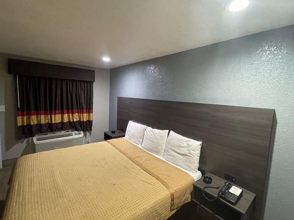 Southmore Boulevard Motel Standard Room, 1 King Bed 2