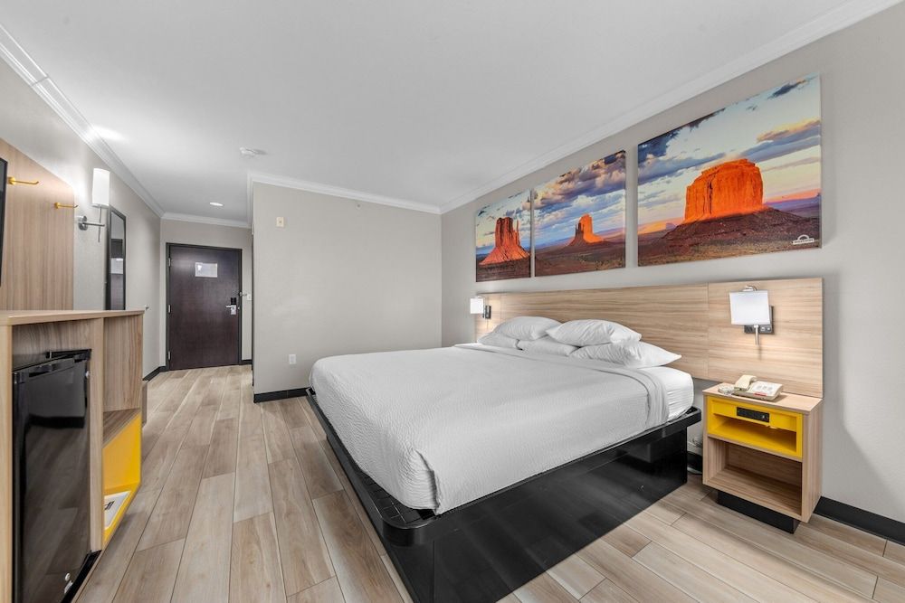 Room, 1 King Bed, Accessible, Non Smoking (Mobility,Tub w/Grab Bars)