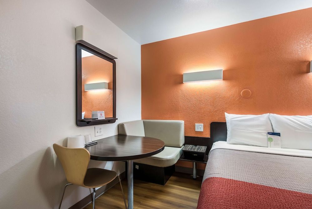 Motel 6 Bessemer, AL - Birmingham Standard Room, 1 Queen Bed, Smoking 23