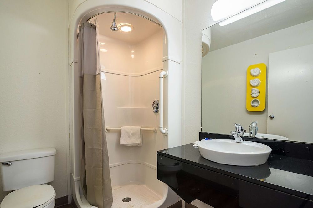 Motel 6 Bessemer, AL - Birmingham Standard Room, 1 Queen Bed, Smoking 17